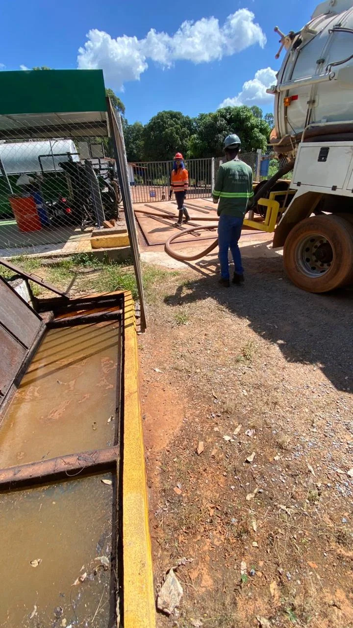 hidrojateamento de tanque com coleta de efluentes