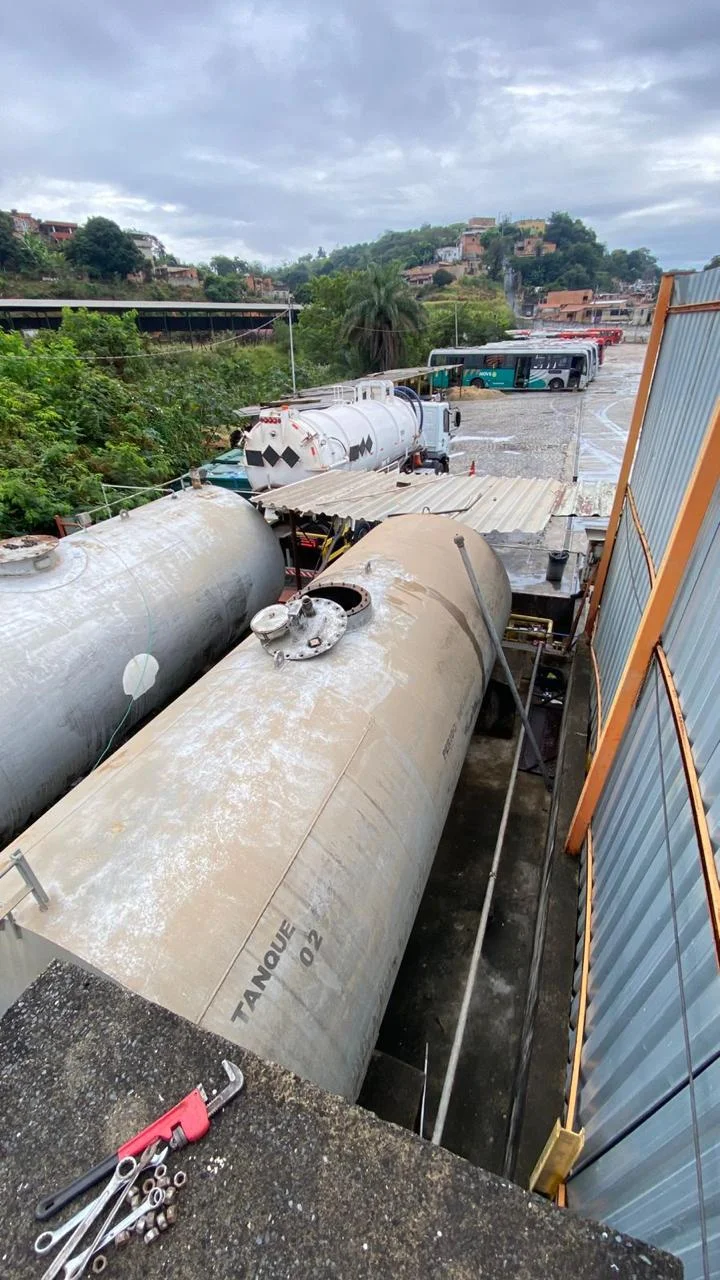 hidrojateamento de tanque com coleta de efluentes