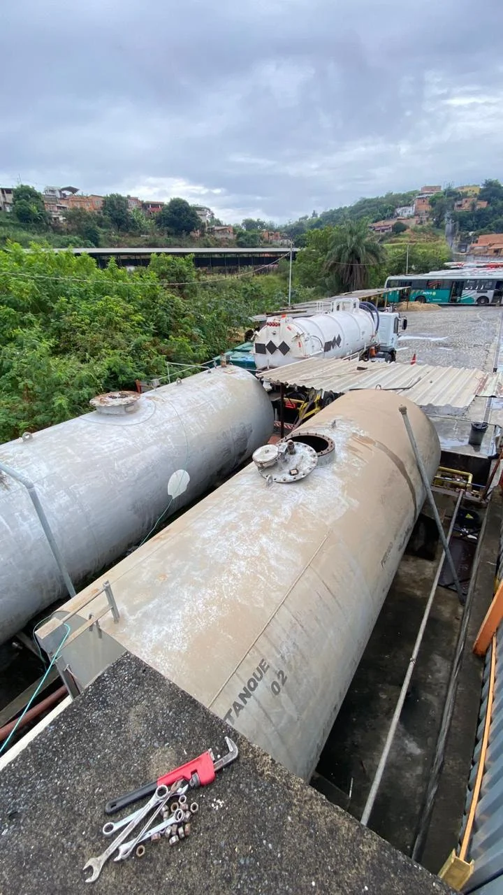 hidrojateamento de tanque com coleta de efluentes