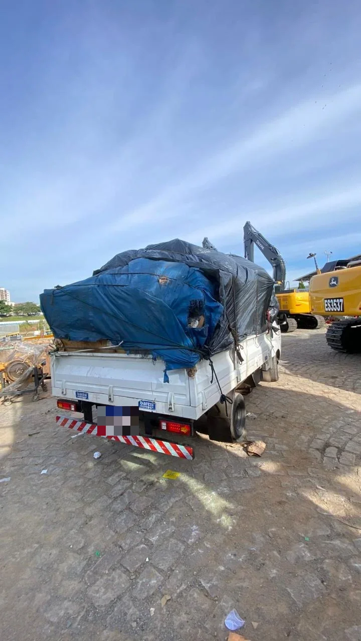 coleta de papelão contaminado e plásticos