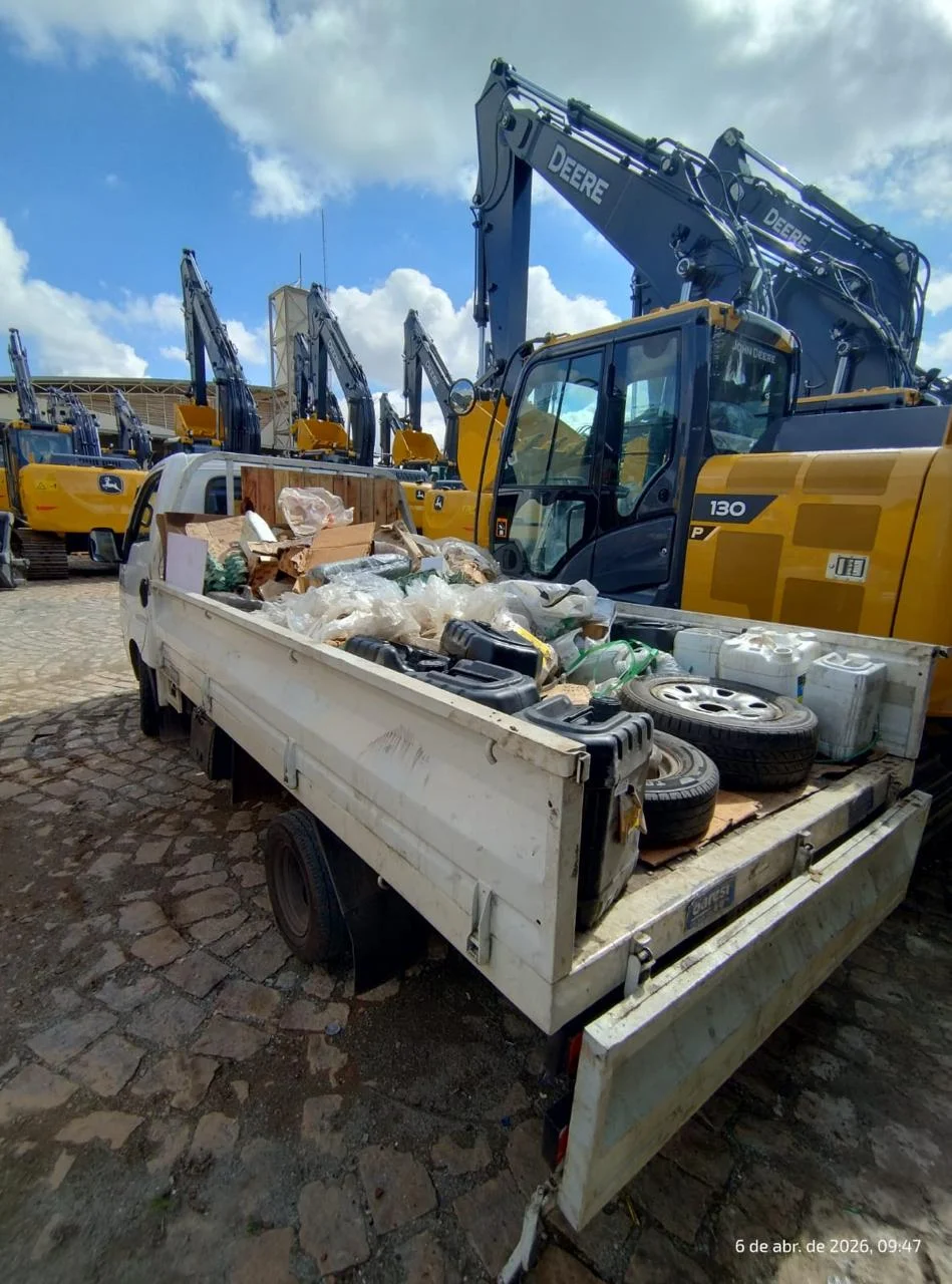 coleta de papelão contaminado e plásticos