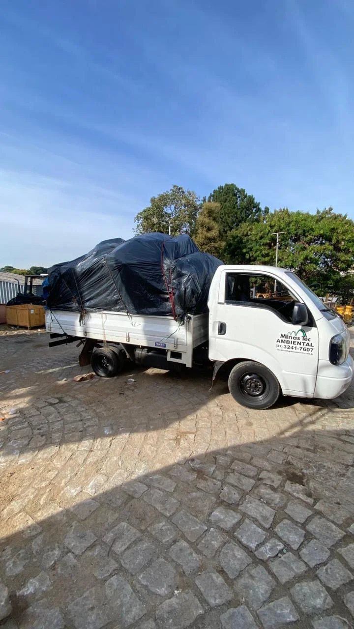 coleta de papelão contaminado e plásticos